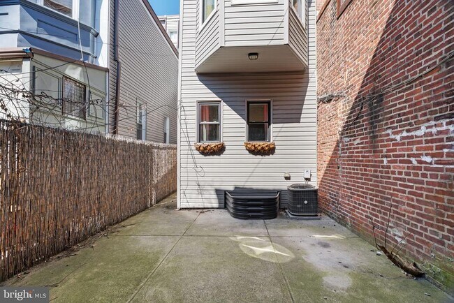 Building Photo - 2526 W Girard Ave