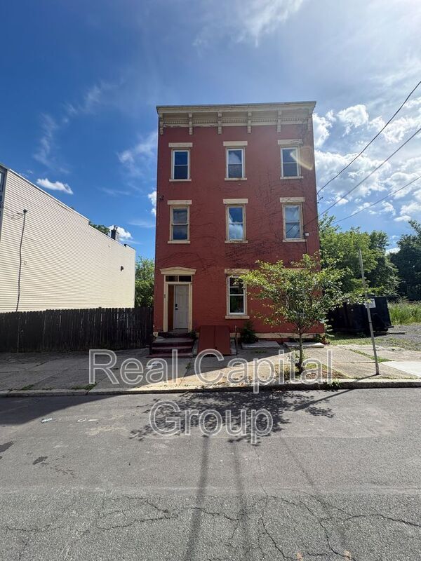Building Photo - 44 Alexander St