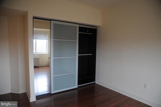 Building Photo - 10401 Grosvenor Pl