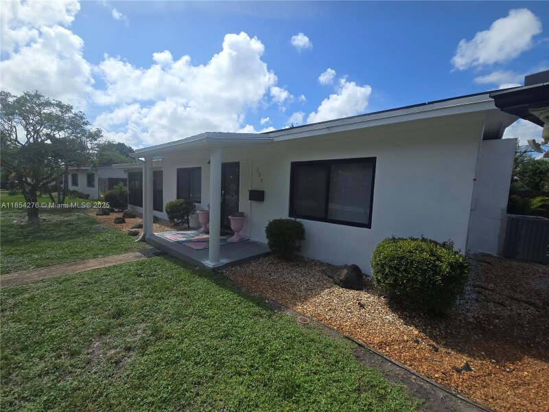 Building Photo - 305 NE 27th St