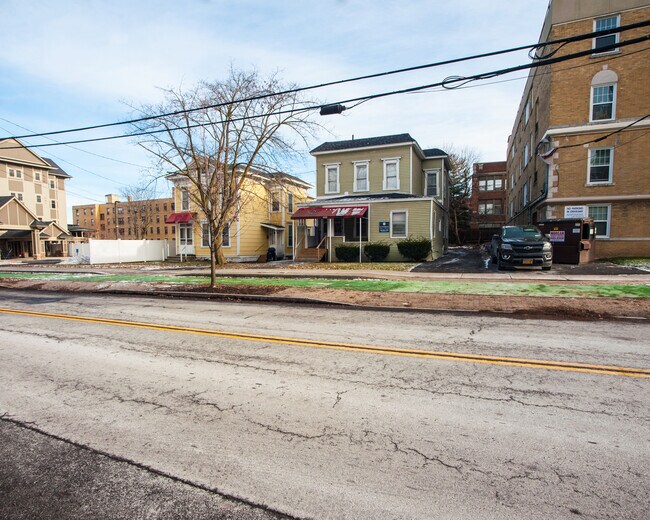 Primary Photo - 413 University Ave