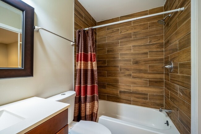 Building Photo - Spacious 3-Level Townhouse with Finished Basement and Fenced Patio