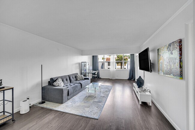 Building Photo - 2920 SW 22nd Ave