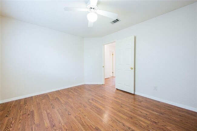 Building Photo - 1010 Laurelleaf Dr