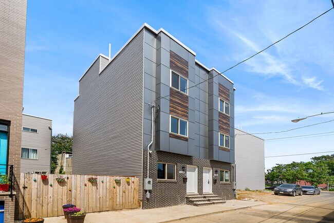 Building Photo - 2156 N Randolph St