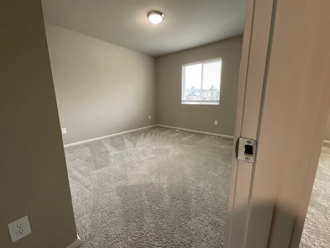 Building Photo - Beautiful 4 Bedroom, 2.5 Bath Home Available November 1st!