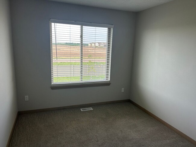 Building Photo - 9419 W Dolores Dr