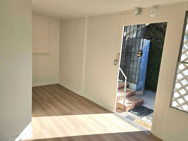 guest room or extra 4th bedroom - 1749 S Carmelina Ave