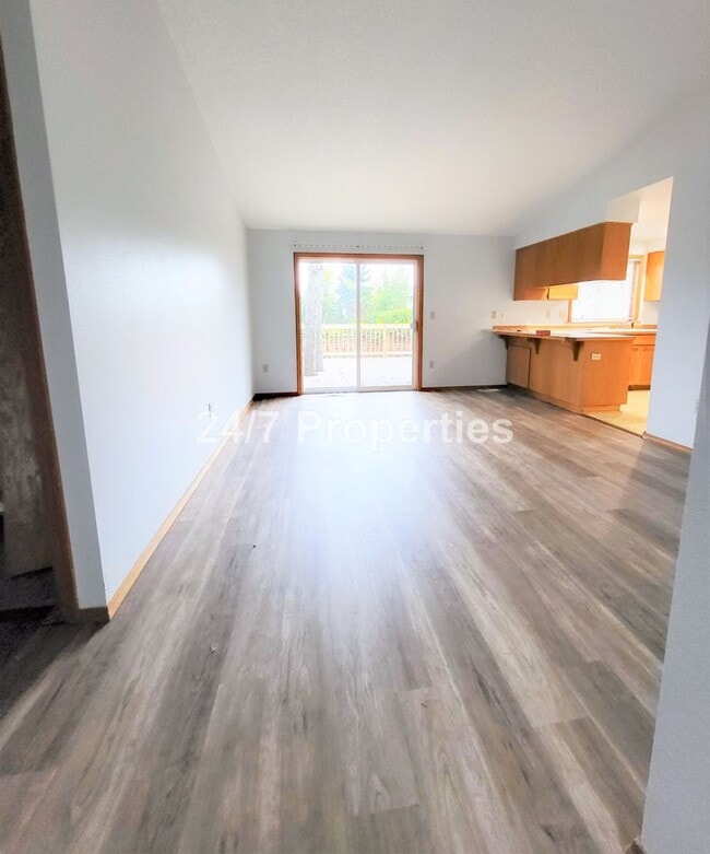 Building Photo - Updated 3BD | 2BA Home with Garage & Large Deck - Hillsboro