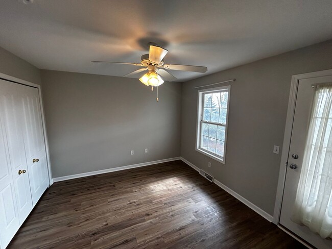 Building Photo - Cozy 2-Bedroom Condo in Exclusive Beachfro...