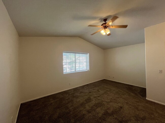 Building Photo - Fantastic 2 Bedroom Condo with Attached Garage