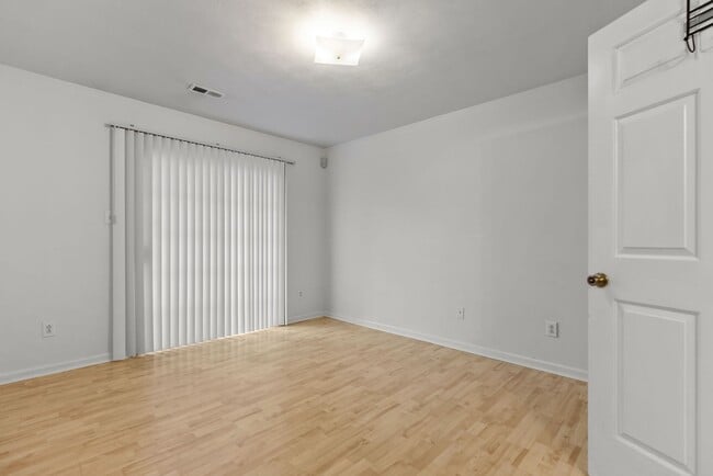 Building Photo - Rent in Virginia Beach!