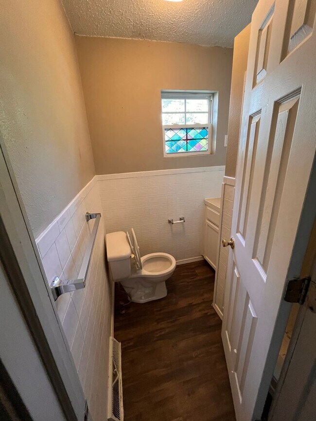 Building Photo - Brentwood 3 bedroom & 2 bathroom home, Huge Fenced Yard