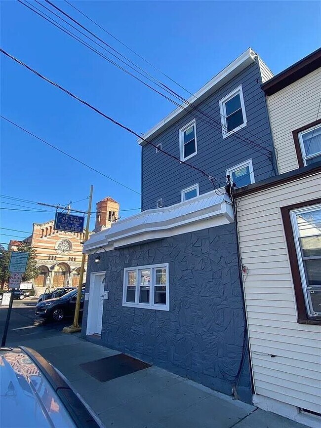 Building Photo - 705 8th St