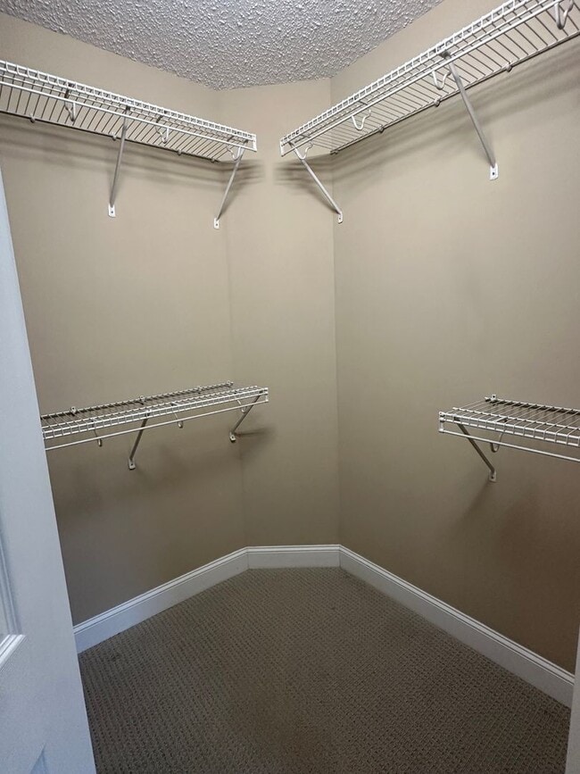 Building Photo - Large Weaverville Rental!