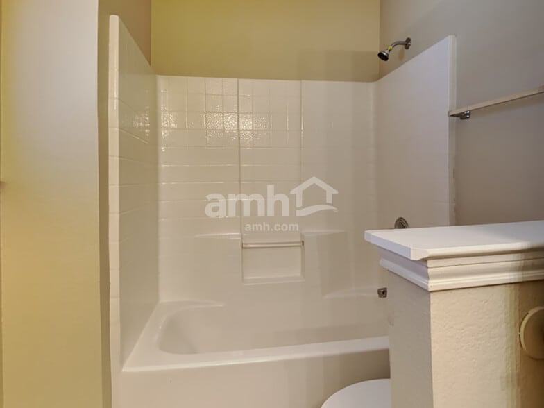 Building Photo - 1576 Sandhurst Dr