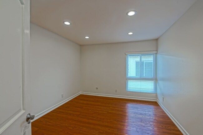 Building Photo - BRIGHT & AIRY, REAR-UNIT TOWNHOUSE W/ SPACIOUS PATIO, BALCONY & HUGE 2-CAR GARAGE IN GATED COMMUN...