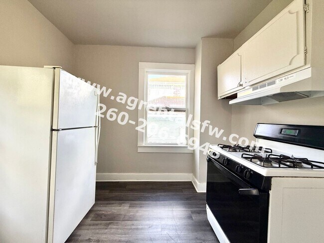 Building Photo - 3 Bedroom House