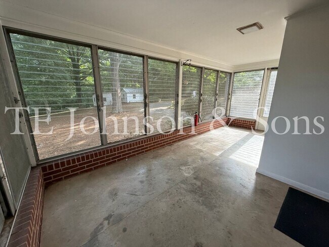 Building Photo - Spacious 3 Bedroom Home with Primary Suite on Main Level and 2-Car Carport