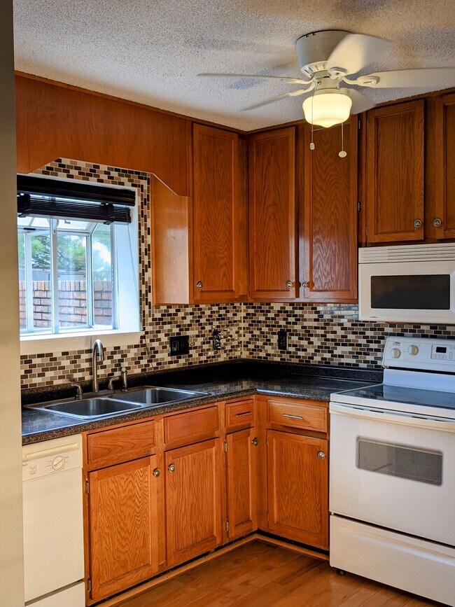 Decorative Backsplash - 940 Glenn St