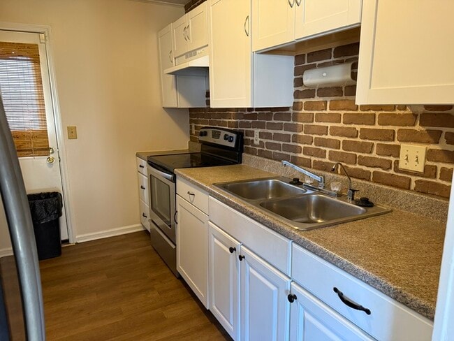 Building Photo - Charming 3 bed, 1.5 bath home!