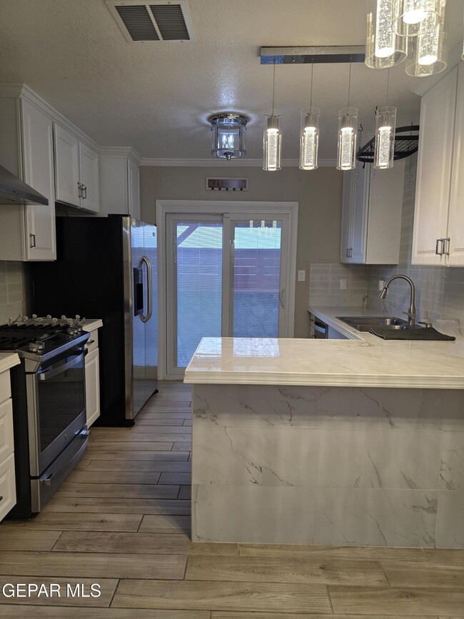 Building Photo - 12105 Royal Woods Dr