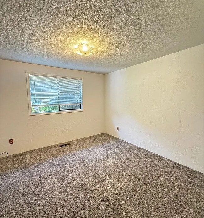 Building Photo - 530 Golf View Dr