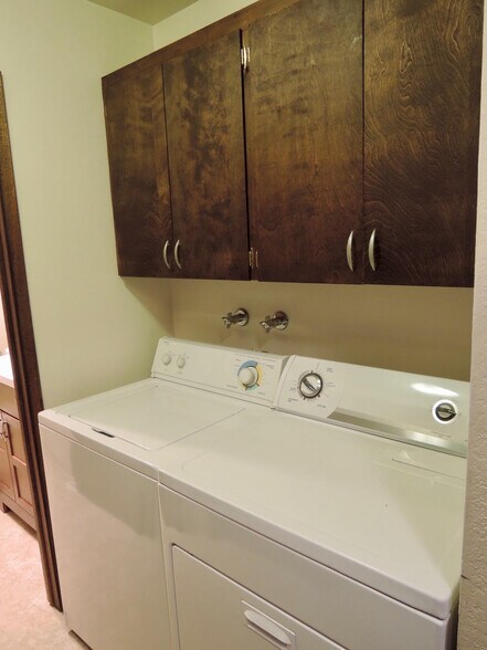Laundry - 625 SW Center St