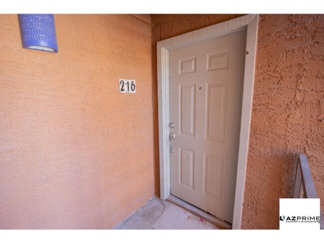Building Photo - Beautiful 2/2 Phoenix Condo Overlooking th...