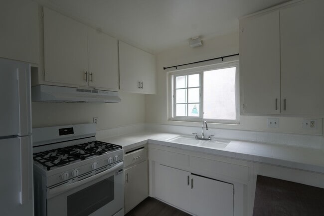 Building Photo - 924 W. 226TH