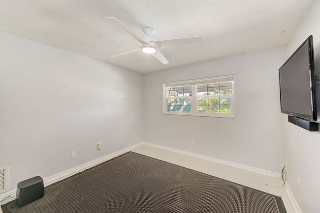 Building Photo - 3-Bedroom, 2-Bath Seminole Home – Fully Furnished & Move-In Ready!