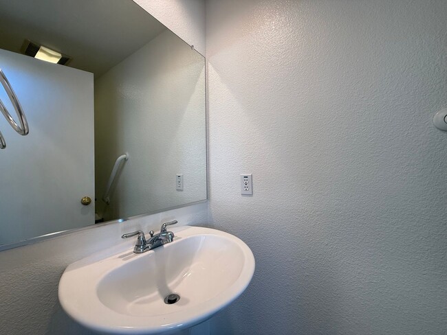 Building Photo - Beautiful 3B/2.5BA Home in Mira Mesa for R...