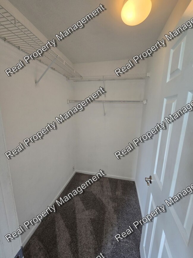 Building Photo - Updated Three Bedroom Duplex