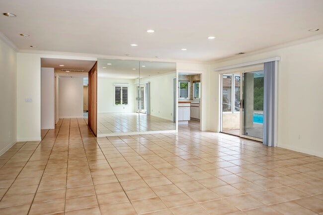 Building Photo - Spacious Single-level Home with a Pool!