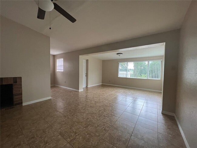 Building Photo - 1601 Lakeview Ct