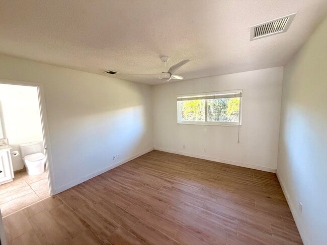 Building Photo - 2015 Notre Dame Dr