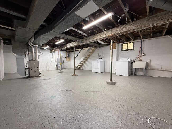 Building Photo - Updated 3BR 1.5 bath house with office/ of...