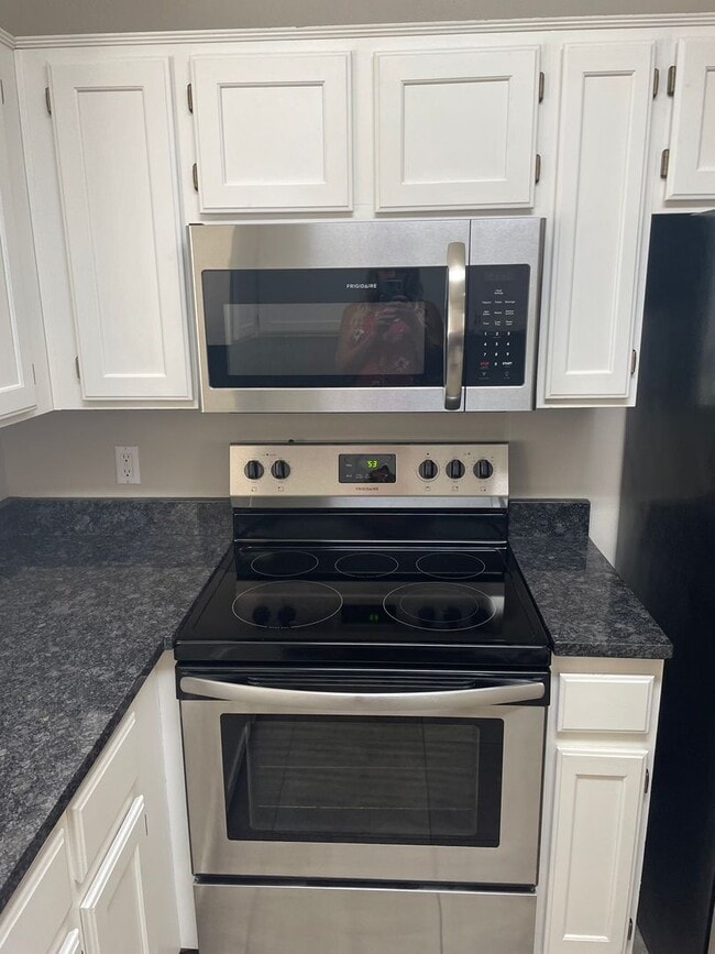 Building Photo - Newly Remodeled Townhome is St. George!