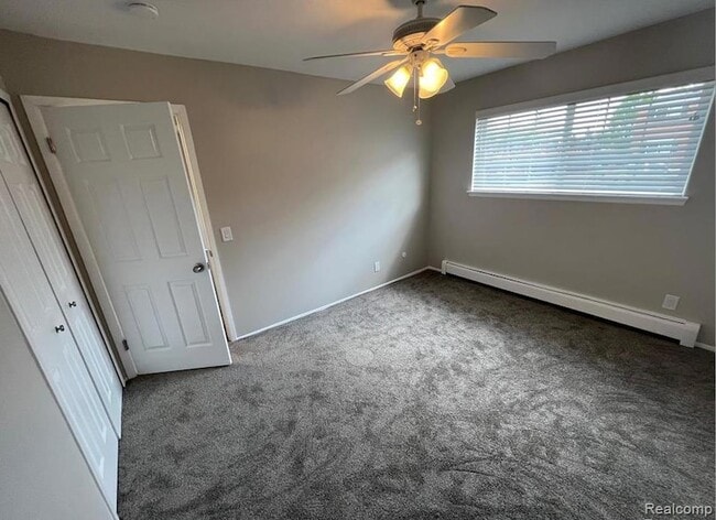 Building Photo - 2445 Torquay Ave