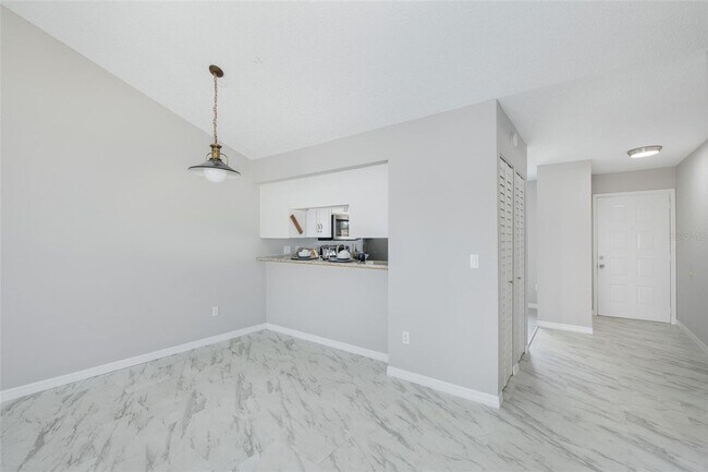 Building Photo - Beautifully Updated Condo