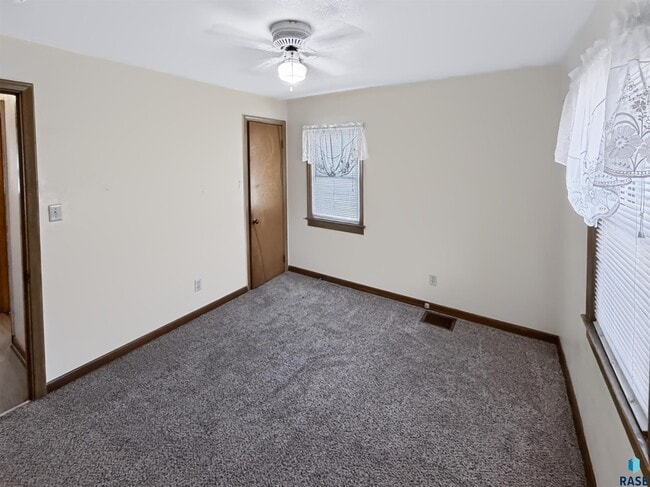 Building Photo - 519 N Wayland Ave