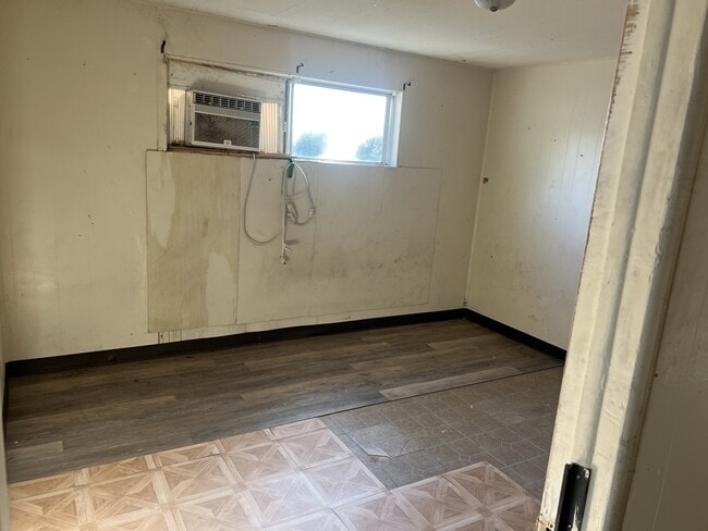 Building Photo - 505 W Hubbard Ave