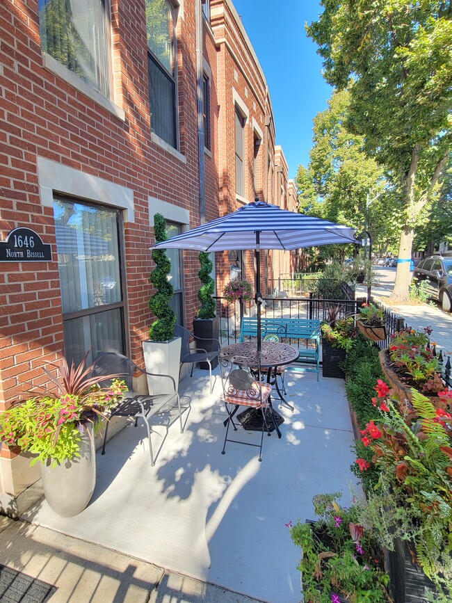 Front Patio - 1646 N Bissell St