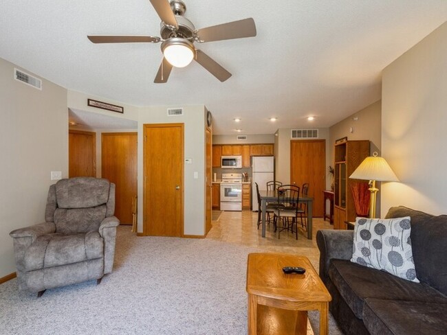 Building Photo - This beautiful apartment condo has a great...