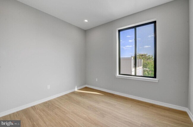 Building Photo - 1205 S 15th St
