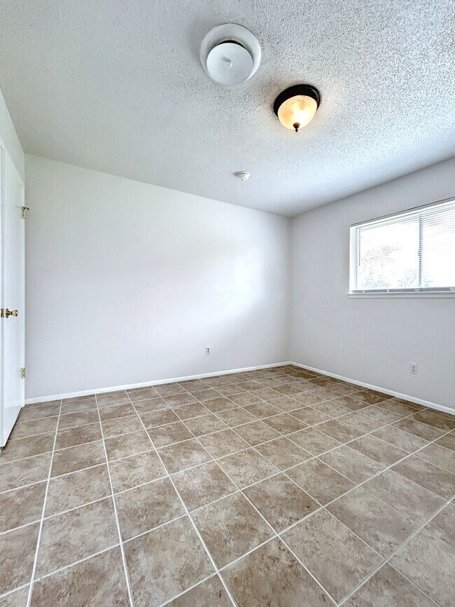 Building Photo - 1212 Hillcrest Dr