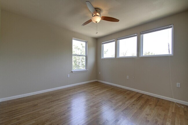 Building Photo - UT PRE LEASE: 2009 Remodeled 6 Bed / 3 Bath, Wood & Stained Concrete Floors, Custom High End Kitc...