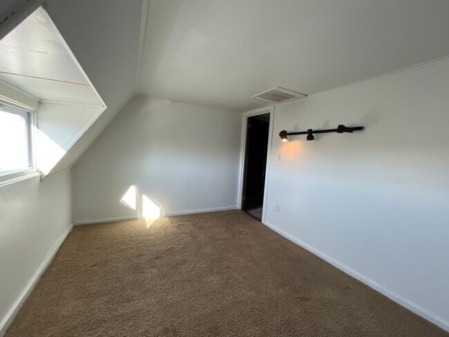 Building Photo - Large, well-maintained 4-bedroom, 1-bathroom row home