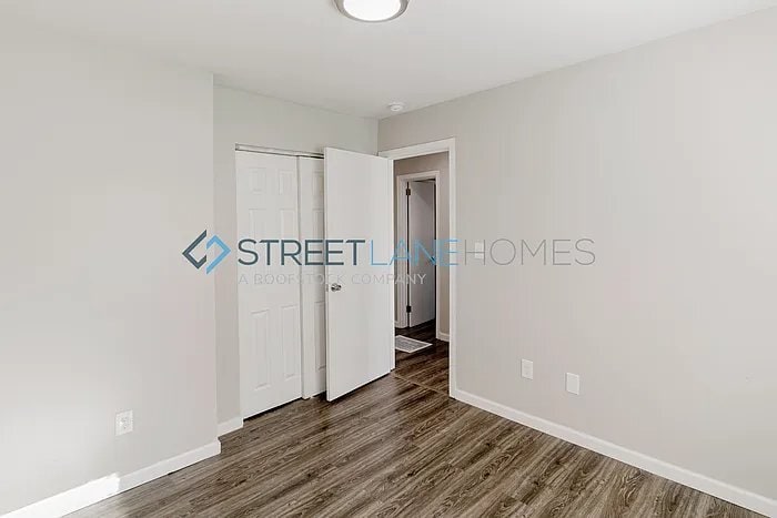 Building Photo - 610 16th Pl SW