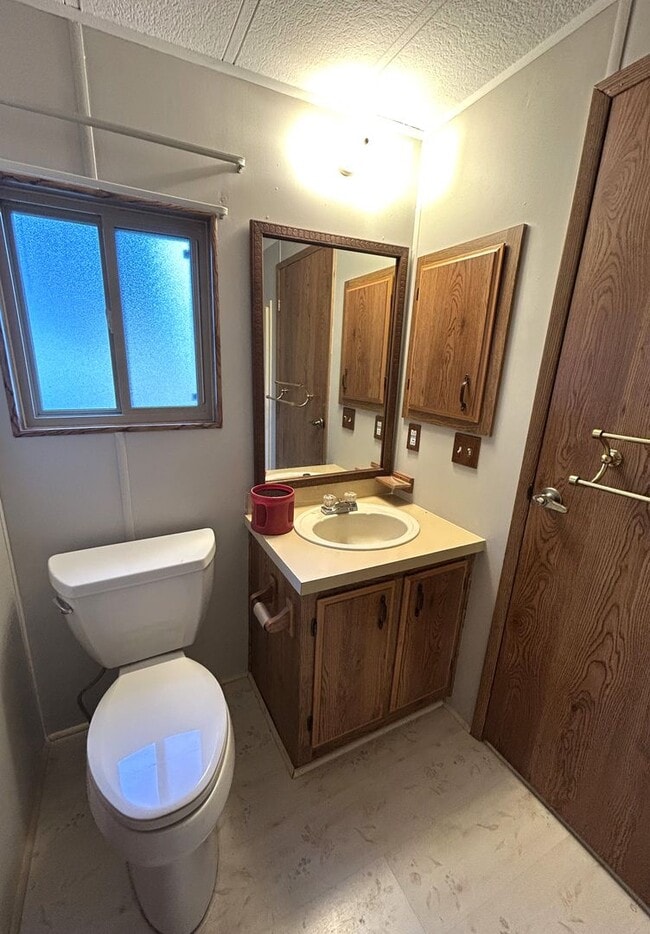 Building Photo - 2 bedroom 2 bath with large front & back y...